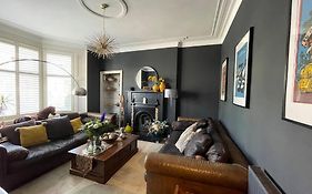 Traditional Apt Close To City Centre & Hampden